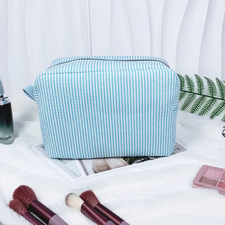 trousse de toilette brodée sur mesure, pochette cosmétique personnalisée en seersucker rayé, organiseur de voyage couleur bonbon, cadeaux pour demoiselles d'honneur
