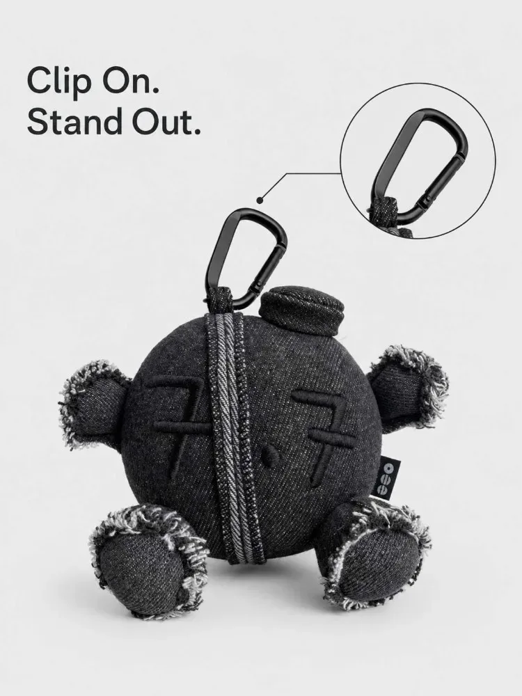 porte-clés ours en jean noir streetwear, style y2k effiloché, breloque de sac rembourrée, accessoire de quincaillerie tactique avec mousqueton, pour sac à dos gorpcore homme