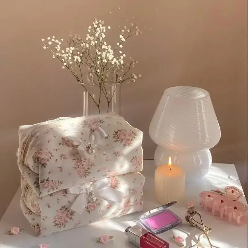 organisateur de maquillage de grande capacité pour femmes, 1 pièce, sac à cosmétiques avec nœud en dentelle, trousse de toilette de voyage, sac de rangement, trousse à crayons à volants à fermeture éclair