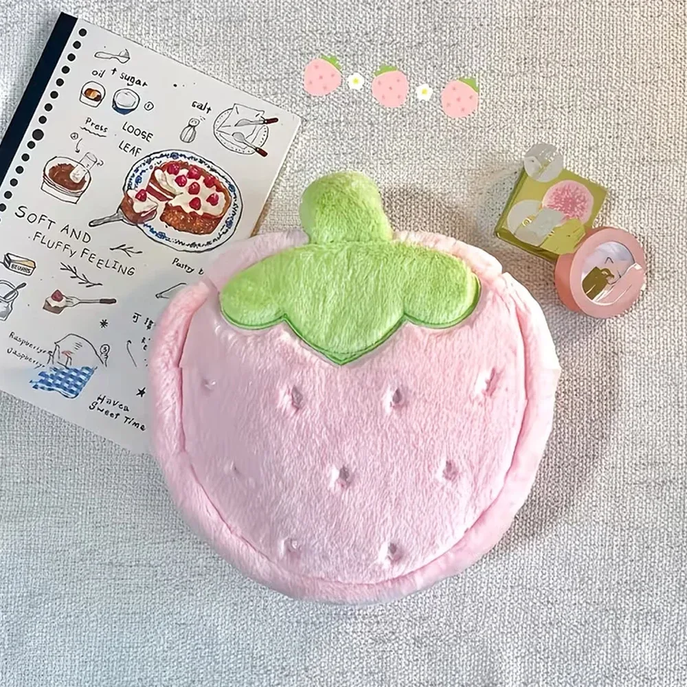 pochette en peluche en forme de fraise de grande capacité, trousse de maquillage de grande capacité, sac de rangement pratique, rangement pour articles de toilette, rangement pour produits de soin de la peau, trousse d