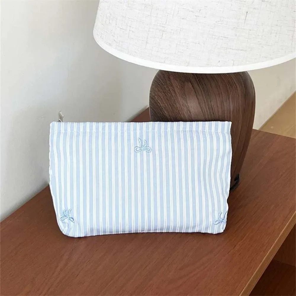 pochette à maquillage classique à rayures, motif brodé, fermeture éclair lisse, organiseur de cosmétiques, couleurs pastel, taille compacte, trousse de toilette