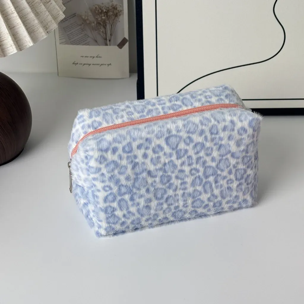 sac à cosmétiques imprimé léopard, sac de rangement compact et portable pour voyage, trousse à cosmétiques unisexe, trousse de toilette tendance en polyester pelucheux