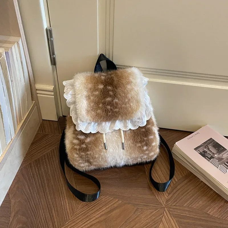 sac à dos en peluche tendance avec rabat à volants en dentelle, grande capacité, sac de voyage décontracté, sac d'école vintage, sac à dos doux et mignon pour femmes.