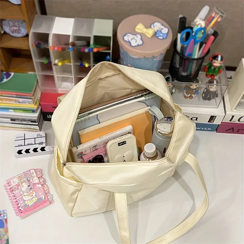 sac fourre-tout tendance avec joli breloque en peluche pour l'épaule, plusieurs poches latérales, poche avant zippée, sac à main grande capacité, idéal pour les voyages pour femmes