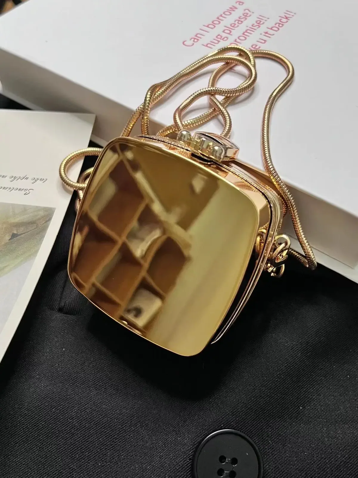2025 personnalisé mini acrylique rond sac de maquillage mode femmes sac à bandoulière décontracté portable bouche rouge enveloppe étui de maquillage