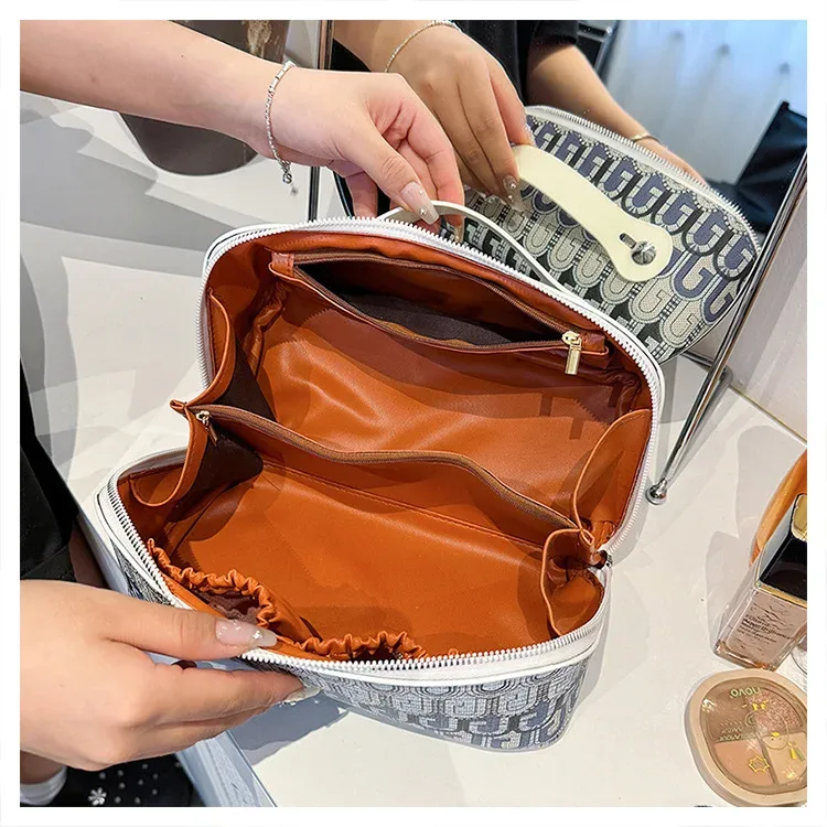 nouvelle trousse de toilette et de maquillage portable multifonction pour femme, sac à main en forme d'oreiller avec lettres, idéale pour le voyage
