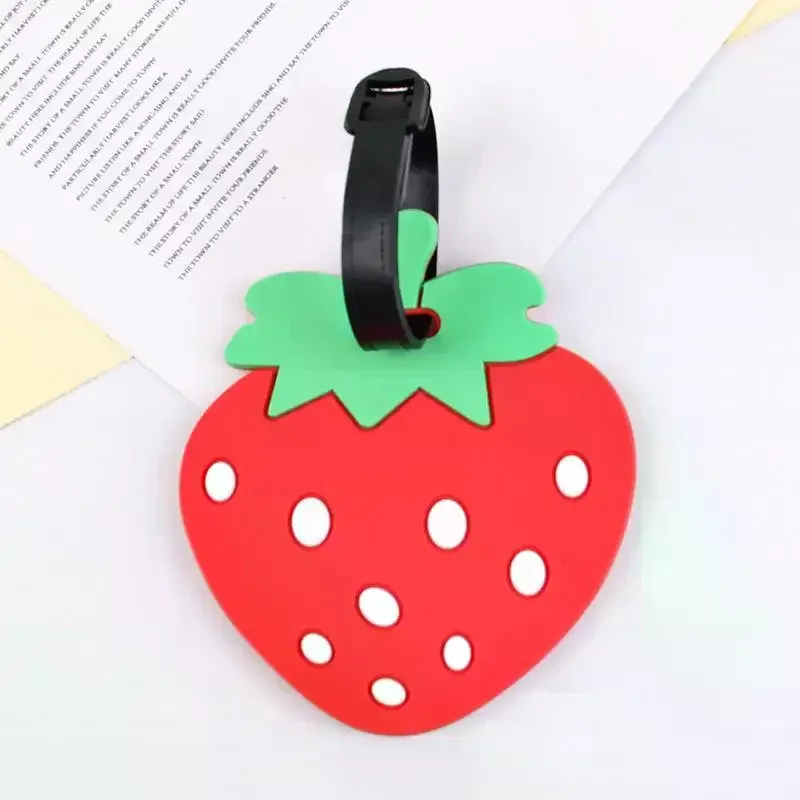 Étiquette de bagage créative en forme de fraise, 2 pièces, étiquette suspendue personnalisée, cintre de voyage, carte d'embarquement, nouvelle étiquette de bagage en caoutchouc souple en PVC