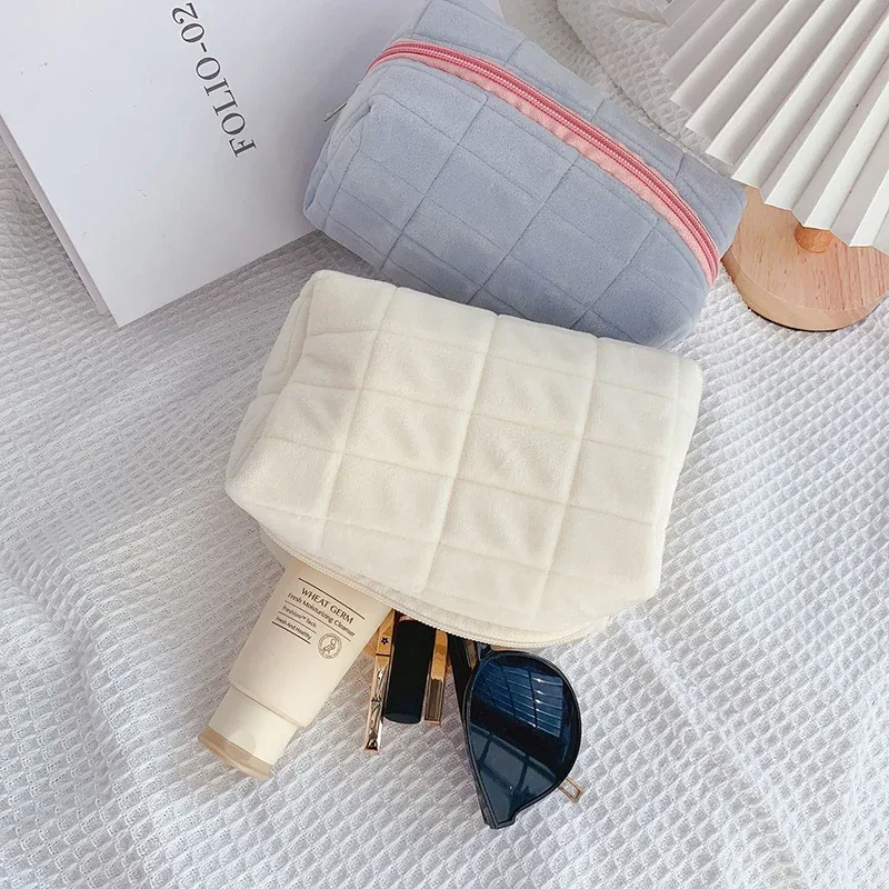 sac de maquillage en peluche mignon pour femmes, petit sac cosmétique portable de voyage, trousse de toilette unie avec fermeture éclair, pochette de rangement pour articles de toilette