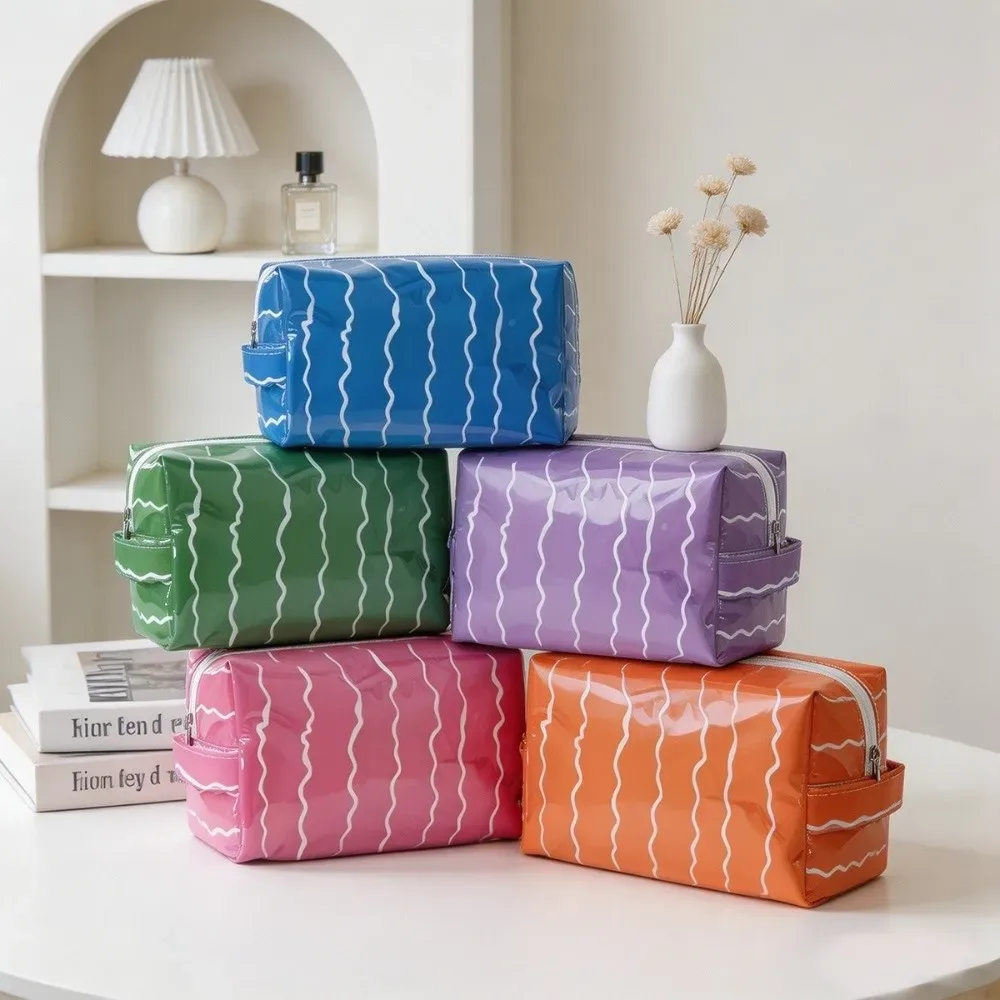 Sac de voyage pour femmes de grande capacité, étanche en PVC, sac cosmétique durable à motif ondulé.