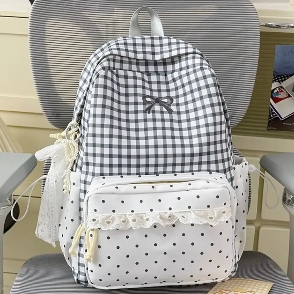 sac à dos tendance à pois, motif écossais et nœud, design durable, idéal pour les étudiants et les voyages.