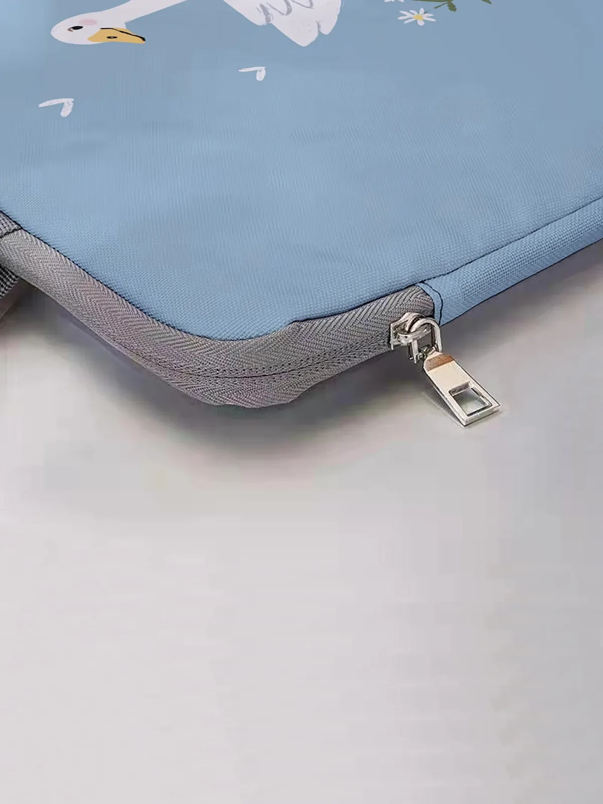 un ensemble, deux styles, housse pour ordinateur portable imprimée avec motif de canard blanc et de marguerite
