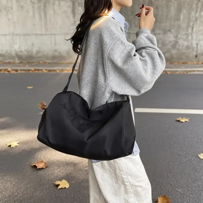 sac de sport en nylon beige résistant à l'eau avec sangle réglable, grande capacité pour la salle de sport, les voyages et les trajets quotidiens