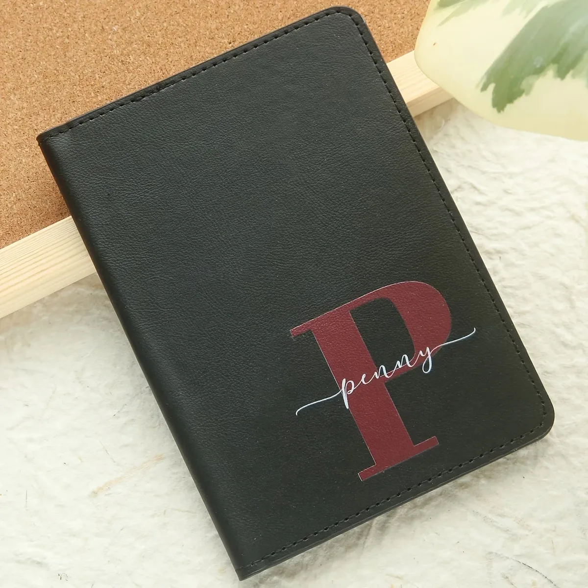 1 couverture de passeport personnalisée avec nom et initiales sur mesure, design monogramme élégant, porte-documents coloré avec initiales.
