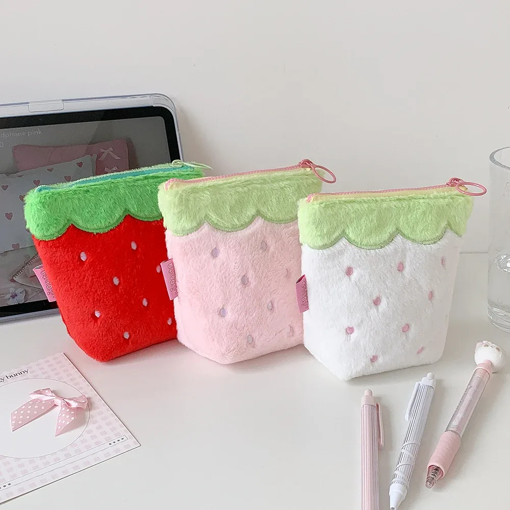 trousse de maquillage en peluche fraise mignonne avec fermeture éclair, sac de voyage portable grande capacité pour filles, trousse à rouge à lèvres, trousse à crayons pour étudiants