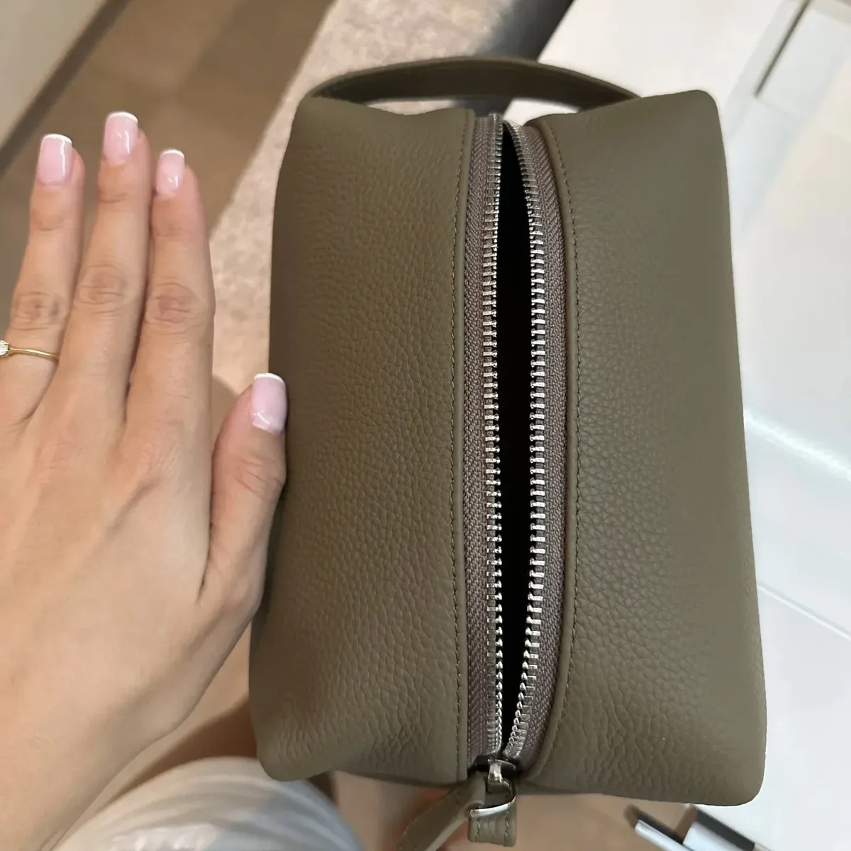 trousse de toilette en cuir de vachette pour femme, lettres personnalisées gratuites, grande capacité, cuir véritable, sac cosmétique portable de voyage, haute qualité
