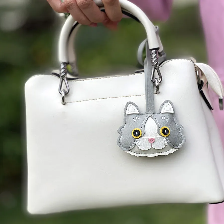 1 porte-clés en cuir pu pour chaton – design mignon avec visage de chaton et oreilles de chat tachetées, accessoire de porte-clés durable, idéal pour assortir aux sacs à dos, sacs à main et décorations de voiture pour femmes – un cadeau d'anniversaire et de saint-valentin spécialement conçu pour les amoureux des chats