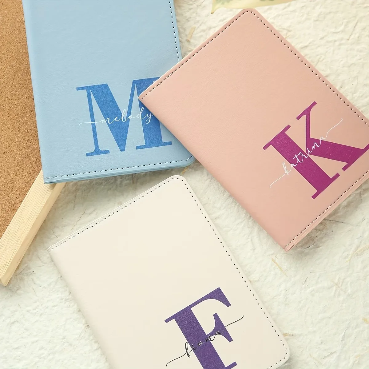 1 couverture de passeport personnalisée avec nom et initiales sur mesure, design monogramme élégant, porte-documents coloré avec initiales.