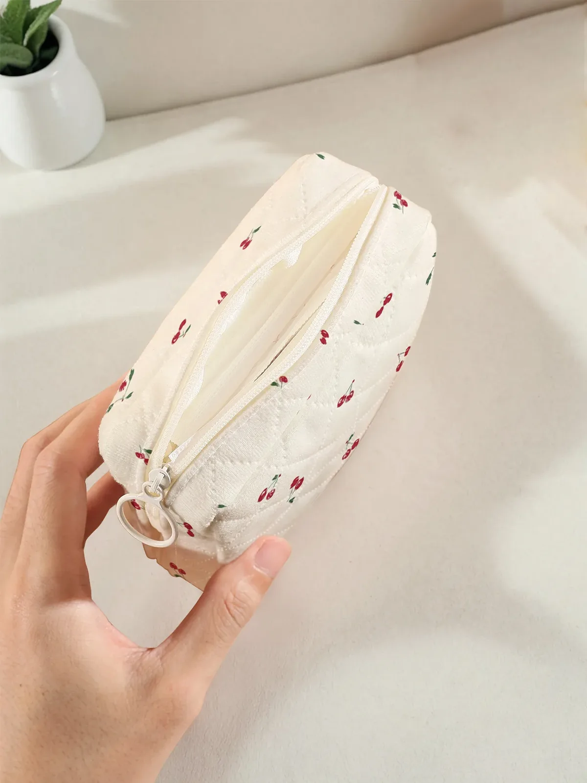 1 sac de rangement portable pour serviettes hygiéniques, imprimé de petites cerises rouges, pochette légère pour serviettes hygiéniques en tissu matelassé diamanté pour femmes