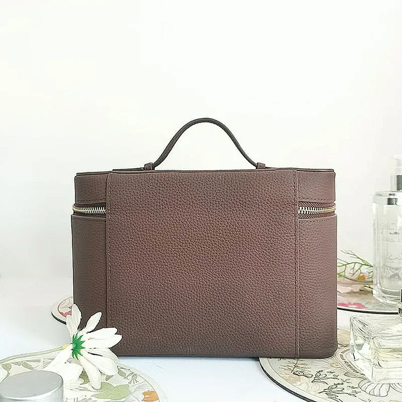 sac à cosmétiques de voyage portable de luxe avec lettres gravées pour femmes, trousse de toilette de grande capacité pour dames, trousse de maquillage en cuir avec nom personnalisé