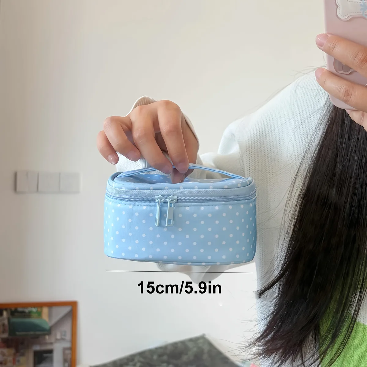 1 mini trousse de maquillage bleue à carreaux, base bleu clair avec pois blancs, design simple et frais, fermeture à double fermeture éclair pour un accès facile, convient pour un usage quotidien et un rangement en voyage, peut contenir du rouge à lèvres, du fond de teint, du blush, etc.