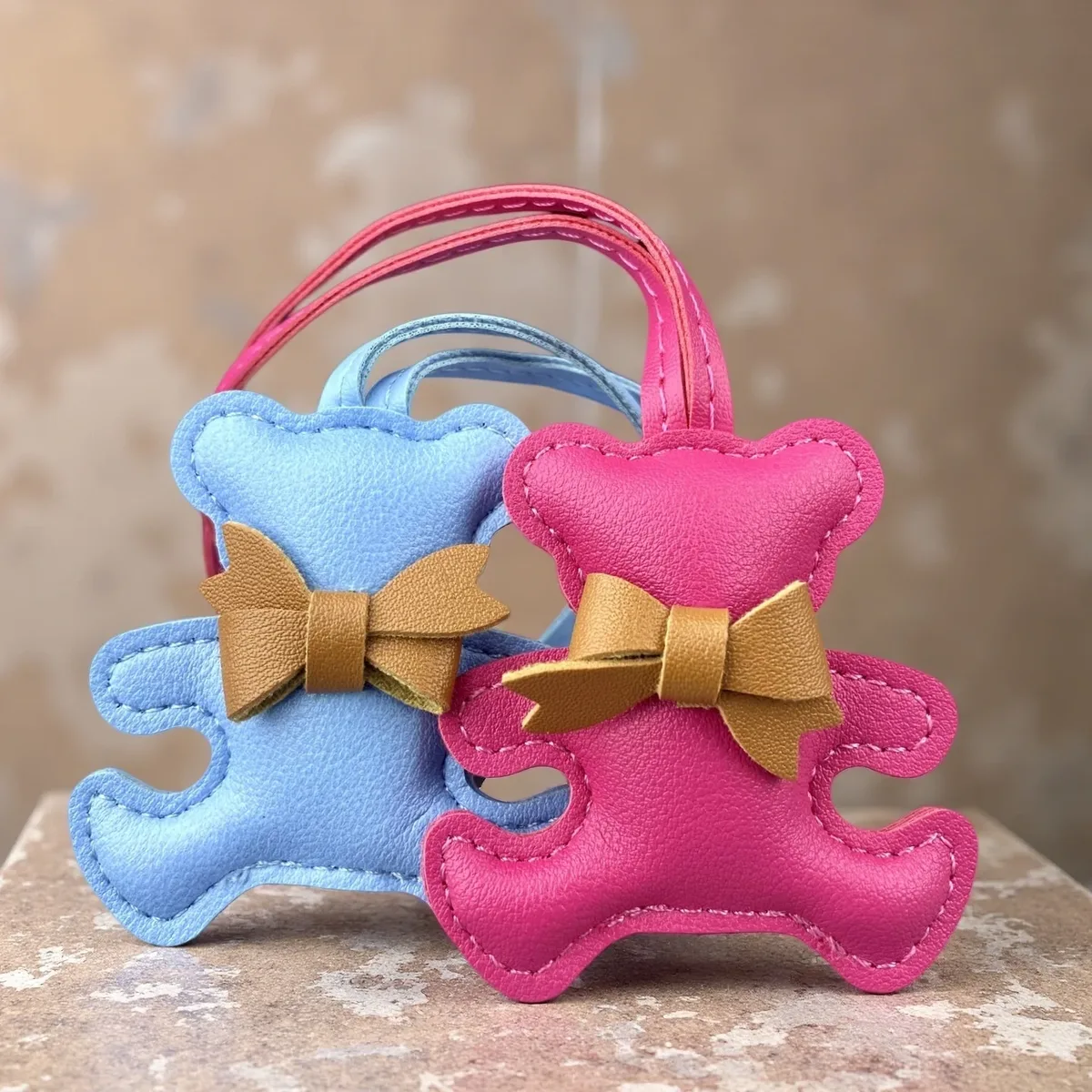 mignon charme en cuir pu en forme d'ours, adorable pose de câlin avec un petit nœud, pendentif animal pour sacs à main et sacs à dos, cadeau pour femmes
