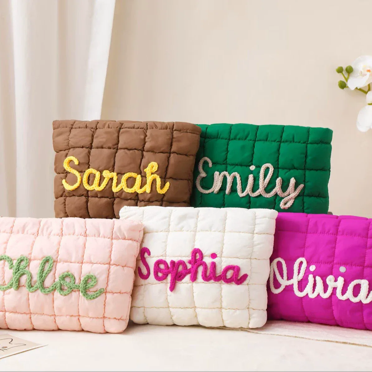 pochette à maquillage personnalisée — pochette zippée matelassée avec nom personnalisé | sac cadeau de voyage | organisateur de voyage portable ultra-doux