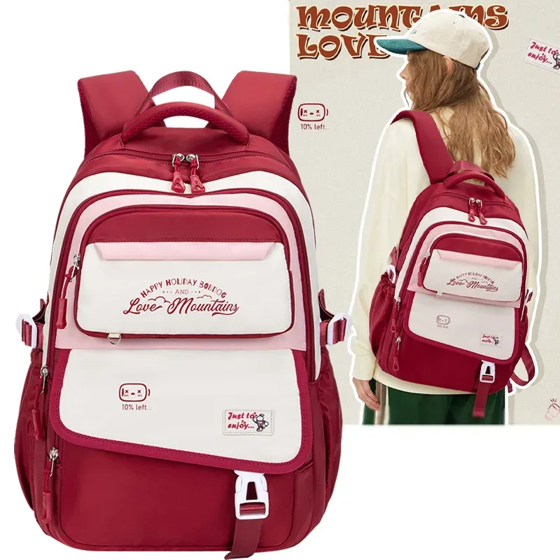 La fille utilise un sac à dos. Sac à dos d'étudiant. Sac à dos pour collégien. Un sac à dos de voyage léger et classique adapté aux jeunes