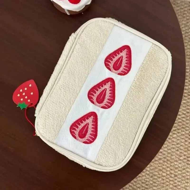 Trousse à stylos portable en peluche, motif fraise, trousse de maquillage multifonction, étui à crayons brodé mignon pour l'école et le bureau