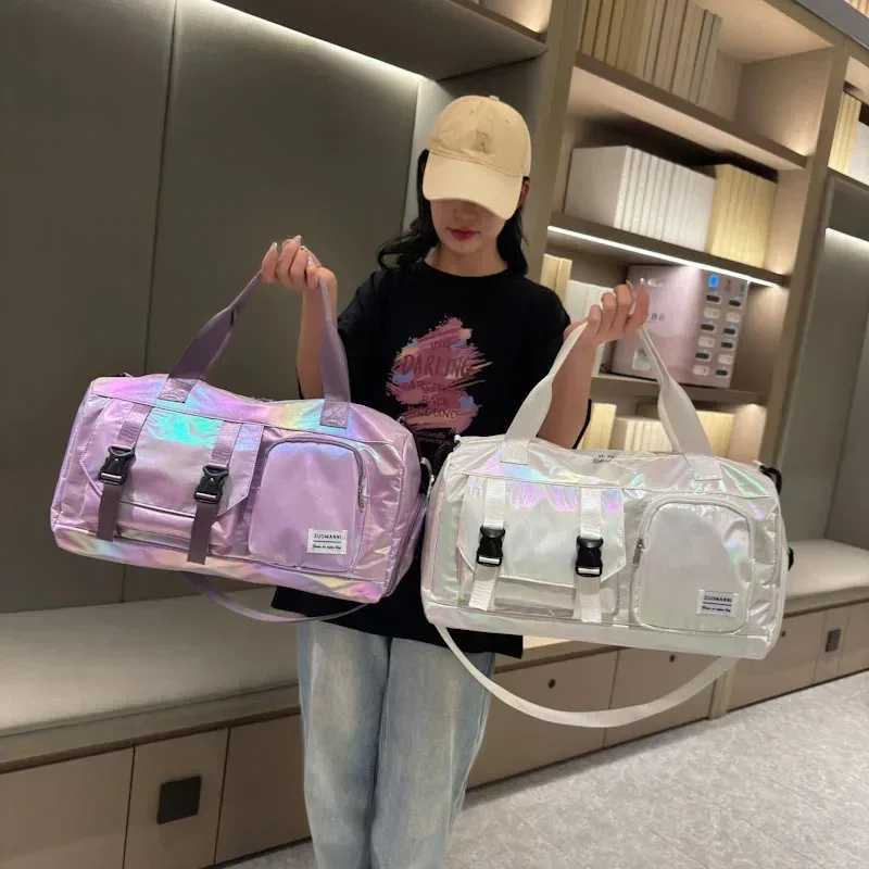 sac polochon glamour holographique – espace et élégant, fourre-tout à bandoulière avec compartiment à chaussures pour les évasions du week-end sans effort –
