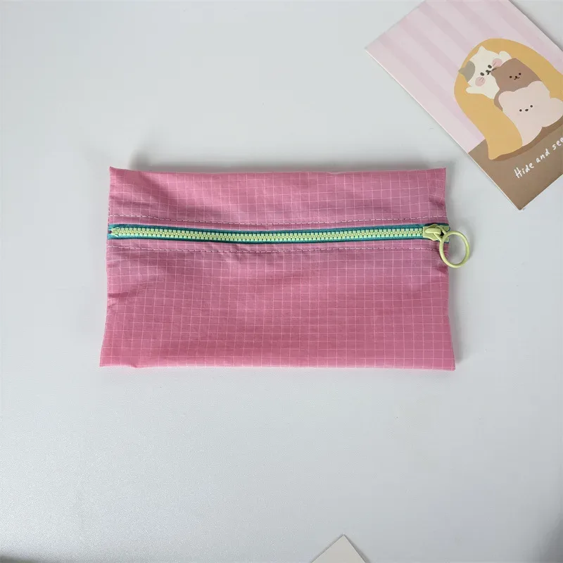 porte-monnaie zippé portable simple avec logo personnalisé, grande capacité, sacs cosmétiques à carreaux pour femmes, trousse à crayons fine et tendance