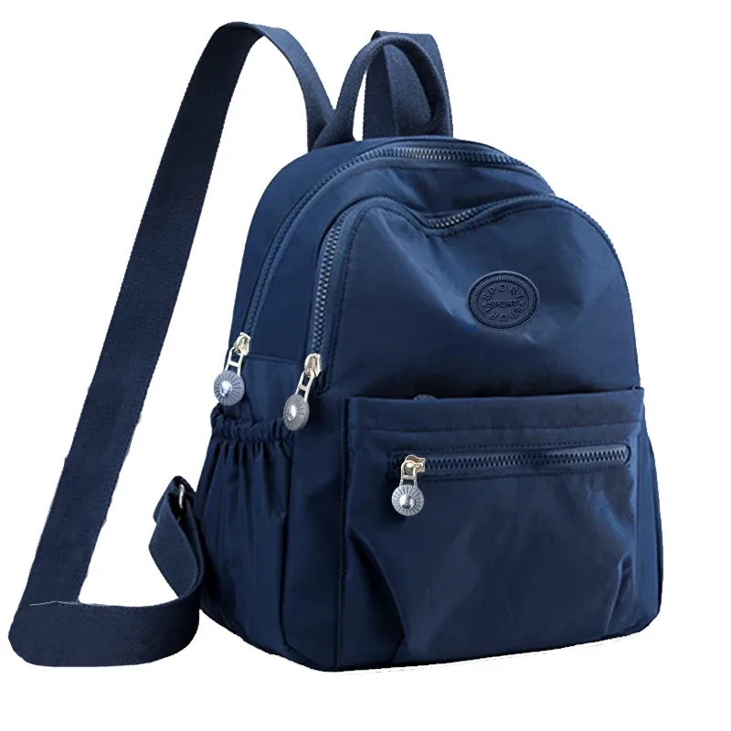 sac à dos de style neutre pour hommes et femmes, adapté aux voyages et à la photographie en nylon, avec un logo rond.