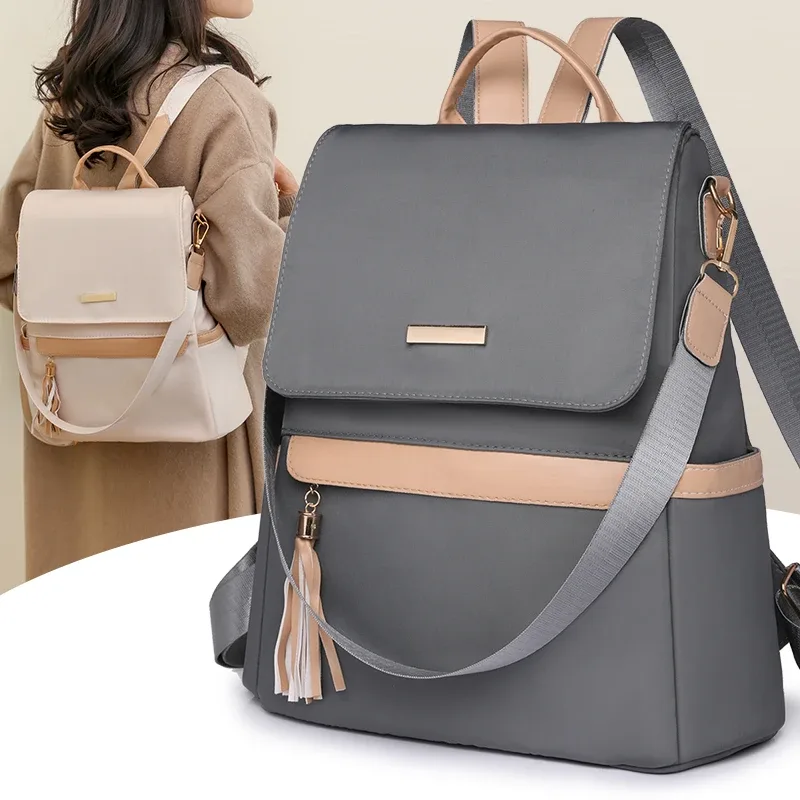 1 sac à dos classique antivol de taille moyenne avec des bretelles réglables noires minimalistes, parfait pour les activités de plein air, les voyages et les sorties.