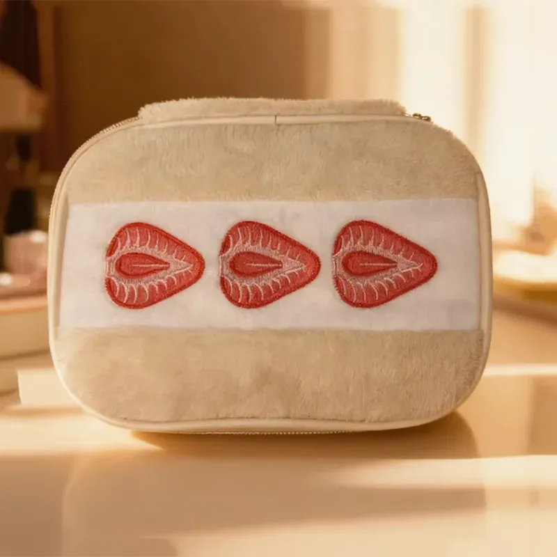 trousse de maquillage en peluche brodé fraise, sac de rangement multifonctionnel pour femme, sac à haute valeur esthétique