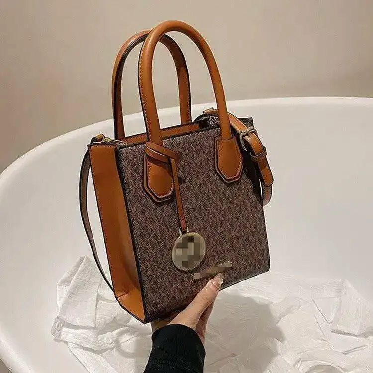 sac à main et sac bandoulière michael kors mercer mini en cuir pvc pour femme, nouveau modèle 2026, un sac raffiné et multifonctionnel.
