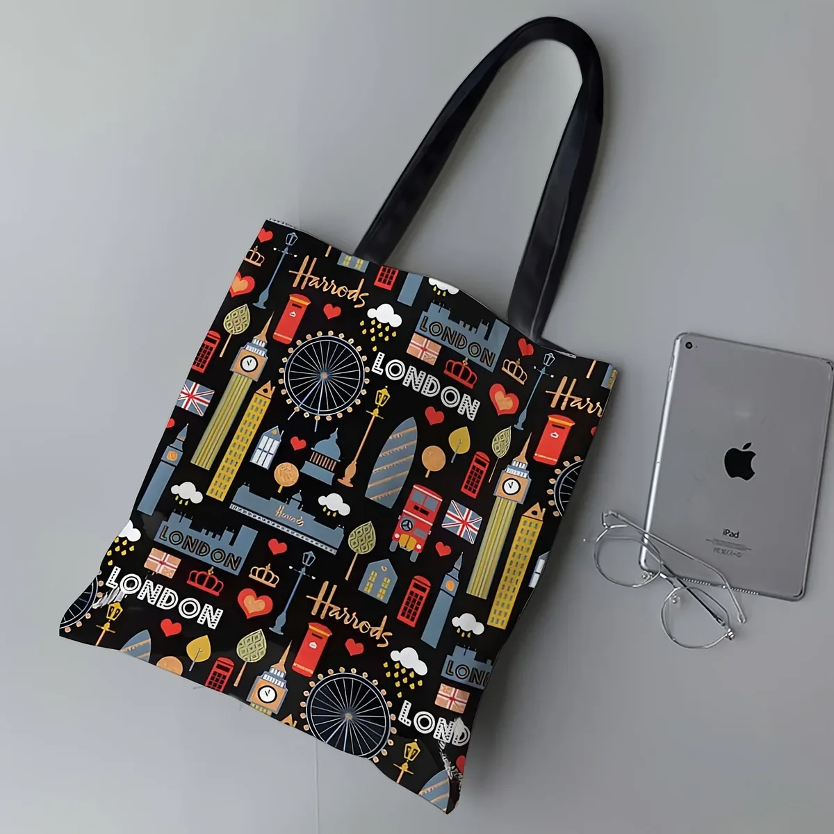 sac fourre-tout pour femme avec motifs emblématiques de londres, sac à bandoulière ouvert, imprimés big ben, taxi londonien et bus rouge, en polyester durable, pour tous les jours
