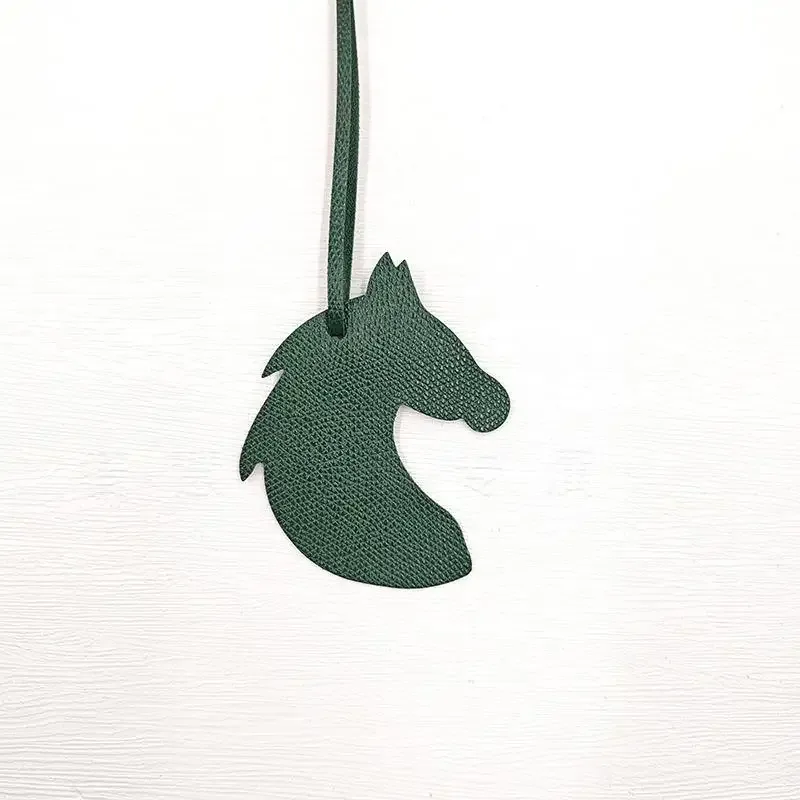 breloque de sac en cuir en forme de tête de cheval avec un design mignon et une finition soignée, parfaite pour décorer les sacs à main, les sacs à dos et les clés