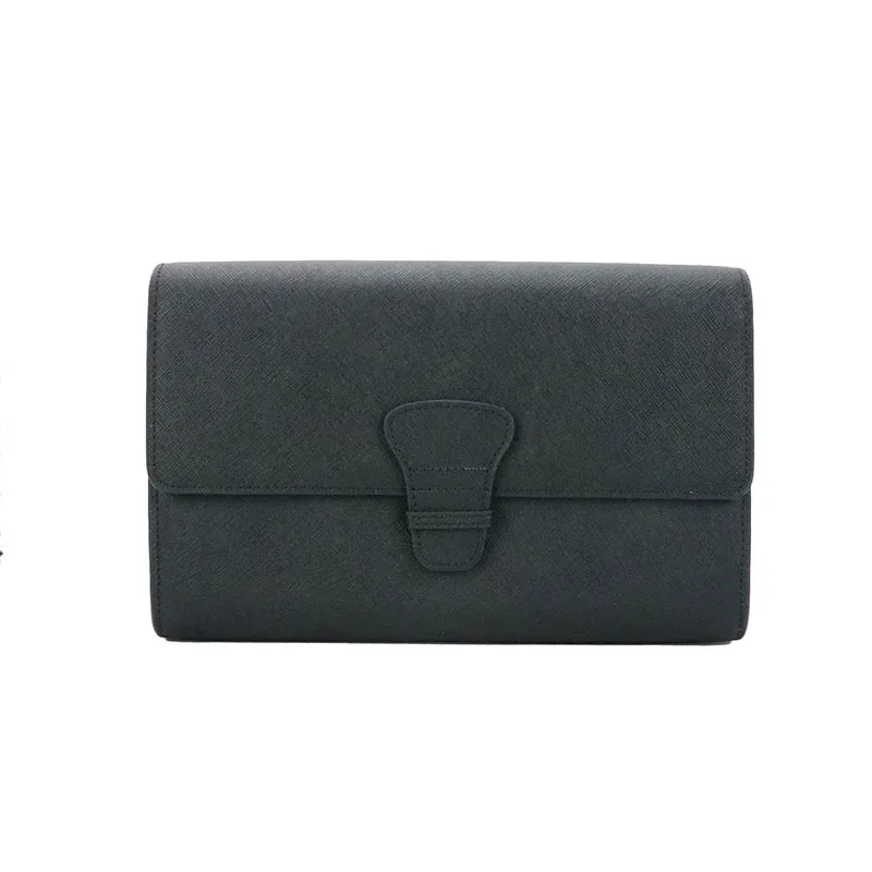 ensemble de voyage en cuir saffiano personnalisé avec monogramme, comprenant un porte-passeport en cuir, une étiquette de voyage et un portefeuille de voyage long.