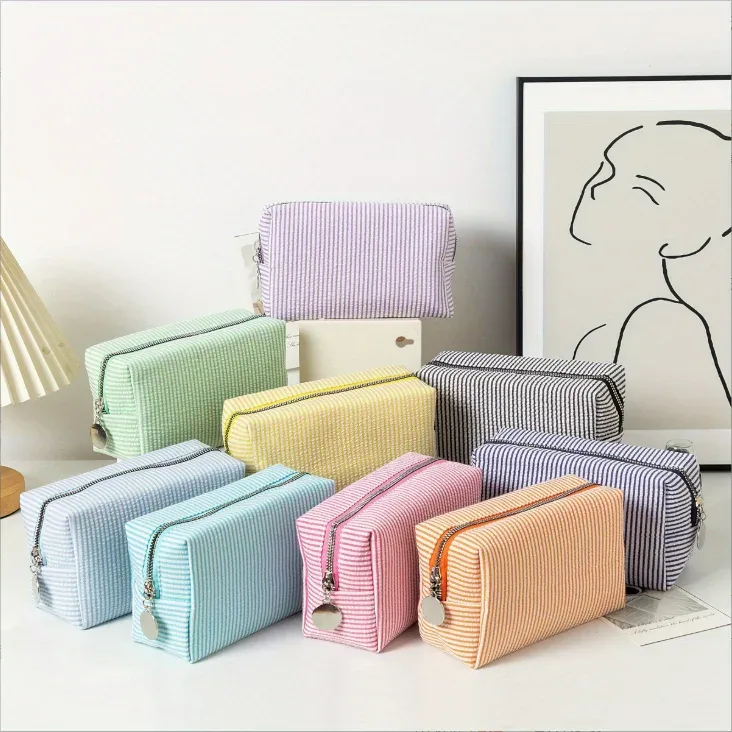 pochette cosmétique en seersucker brodée, sac de rangement et de toilette, pochette de toilette personnalisée à rayures monogramme, trousse de maquillage pour demoiselle d'honneur