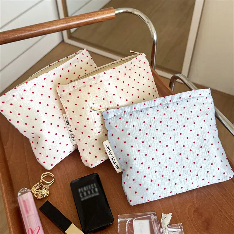 pochette cosmétique rouge à pois froncée, petite trousse de toilette en toile crème pour rouge à lèvres et articles divers, organiseur de voyage portable, cadeau pour fille