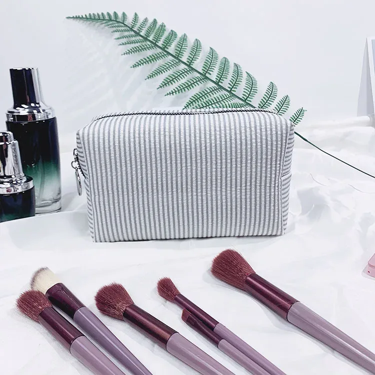 trousse de toilette brodée sur mesure, pochette cosmétique personnalisée en seersucker rayé, organiseur de voyage couleur bonbon, cadeaux pour demoiselles d'honneur