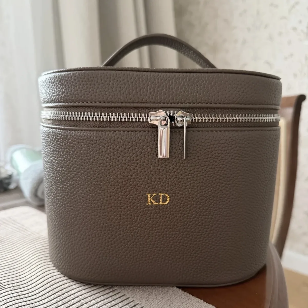 sac de voyage portable personnalisable avec compartiment cosmétique amovible en cuir grainé et section de rangement séparée pour articles de toilette