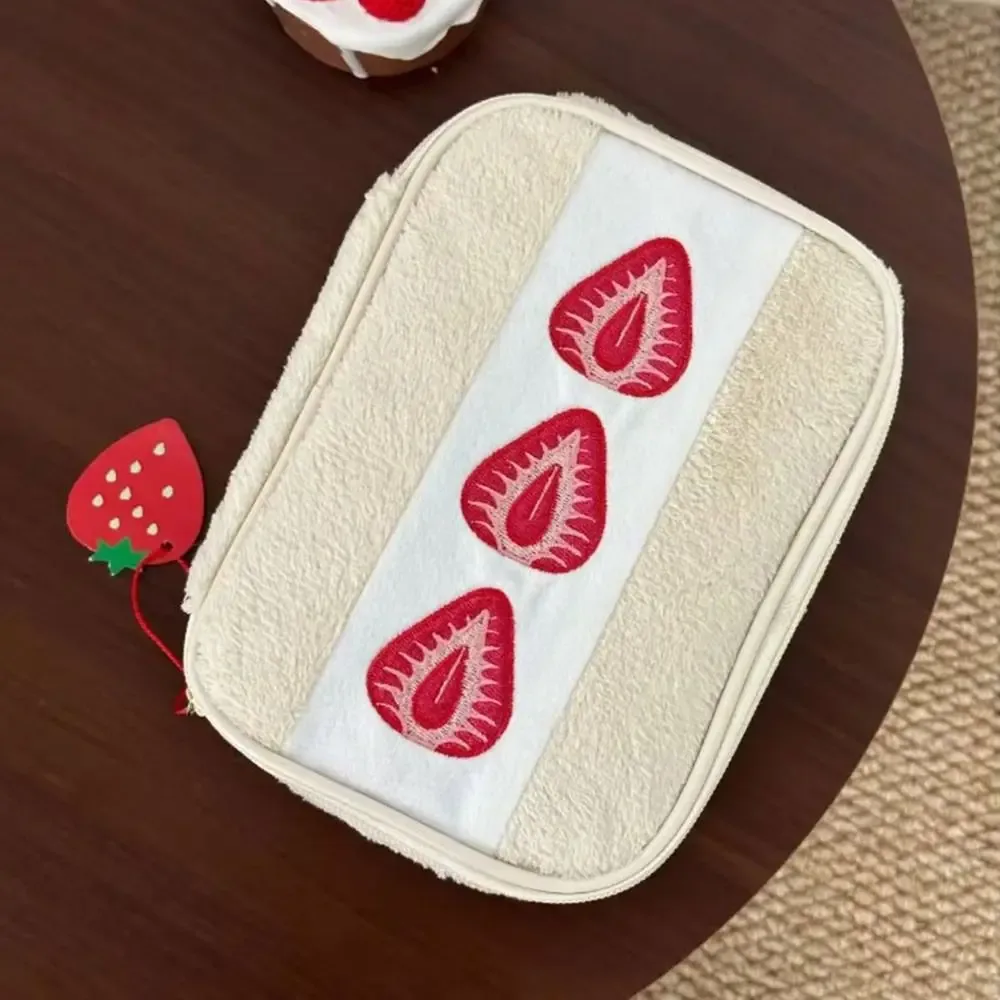 sac à stylos flou durable, sandwich aux fraises, trousse à crayons brodée mignonne, trousse de maquillage multifonctionnelle pour étudiants