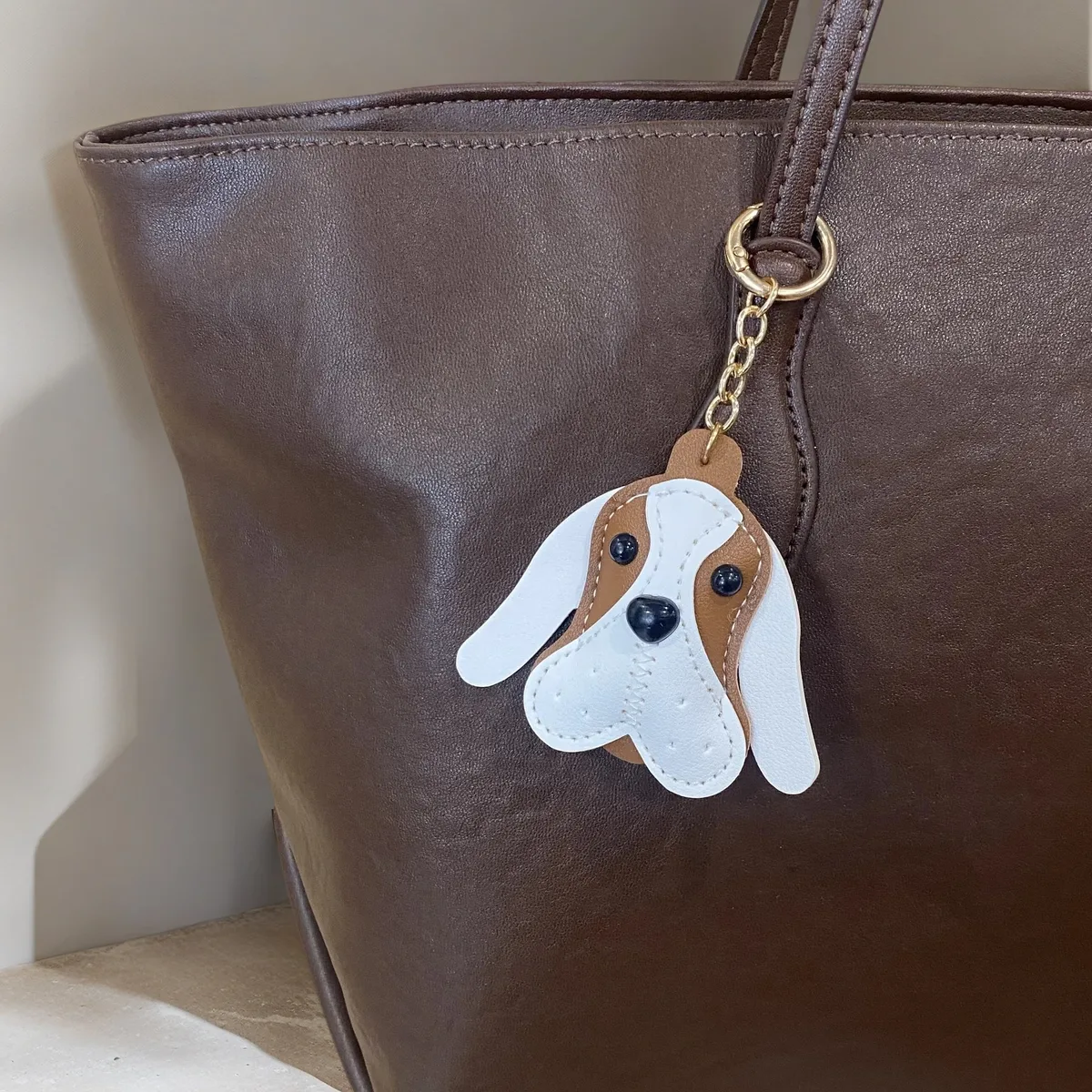 porte-clés classique en cuir pour chiot beagle – adorable ornement pour sacs à main, sacs à dos, pendentif pour chien, cadeau pour les amoureux des chiens