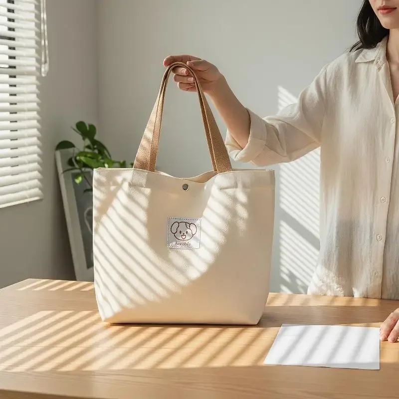 les sacs fourre-tout en toile et les sacs bandoulière en toile sont parfaits pour transporter des fournitures scolaires ou pour les voyages.