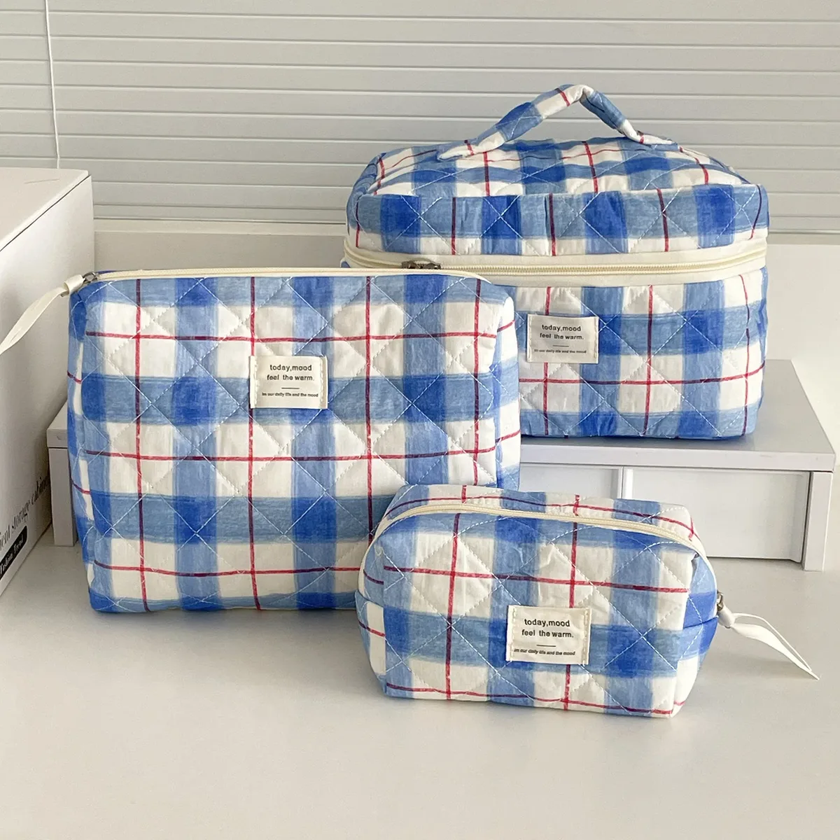 trousse de toilette rétro polyvalente yt avec motif à carreaux rouge et bleu et nœud rose, haute valeur esthétique, portable