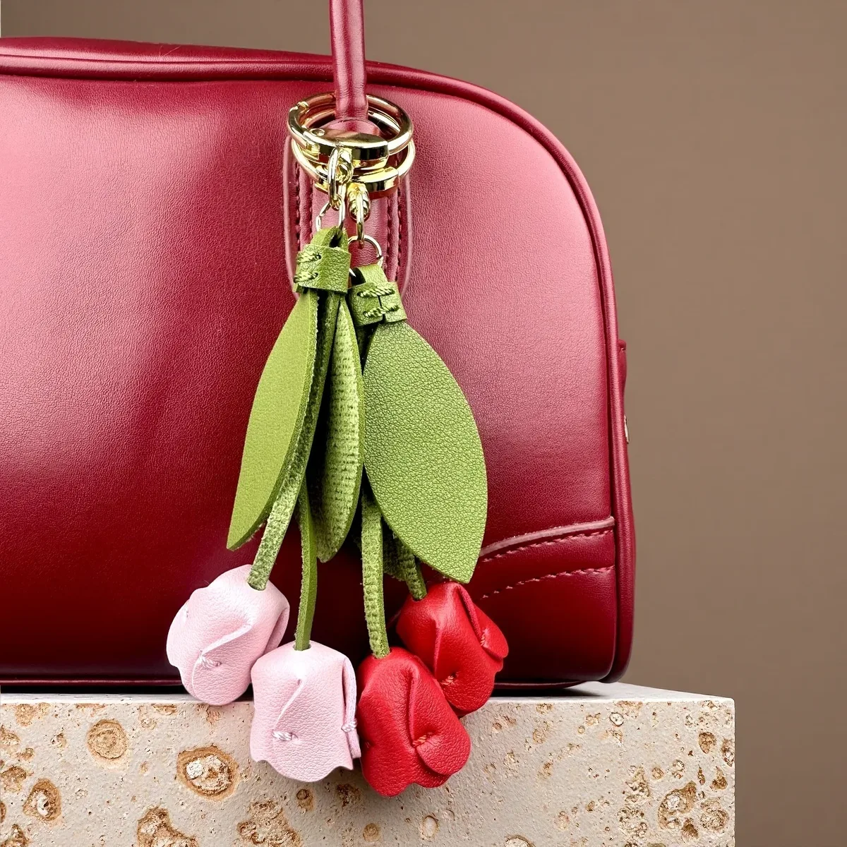 breloque de sac en cuir pu souple 8 couleurs – accessoire floral élégant à suspendre avec anneau métallique, motif de fleur réaliste pour sac à dos