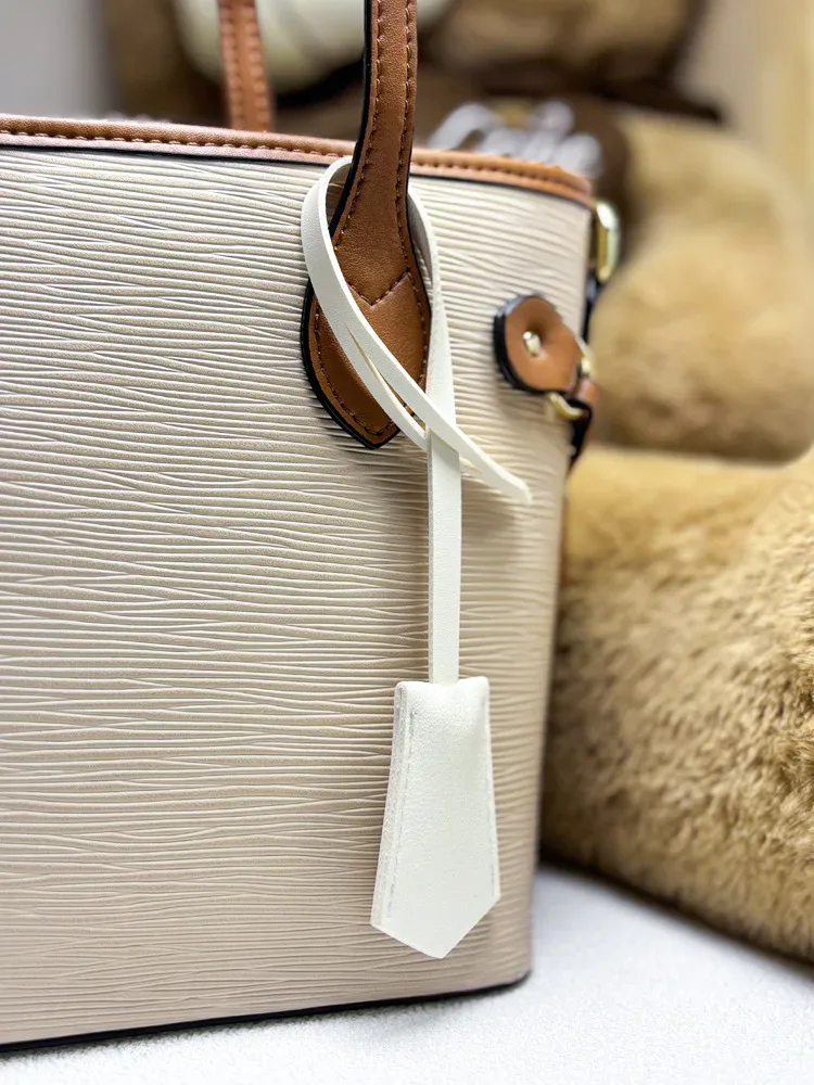 lettre personnalisable gratuite, nouveaux accessoires de sac en cuir pu, pendentif d'étiquette de bagage personnalisé multicolore, en stock pour garçons et filles