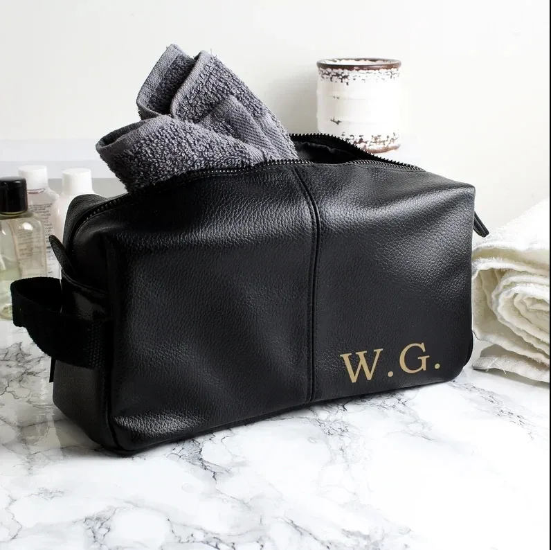 trousse de toilette monogramme doré personnalisée, cuir noir, look pour lui, groomtime, hommes, papa, bestman, père, cadeau