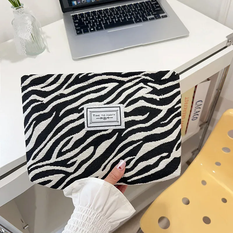 sac cosmétique grande capacité imprimé zèbre et léopard, sac de rangement portable pour soins de la peau et articles de toilette, pochette de voyage minimaliste et polyvalente