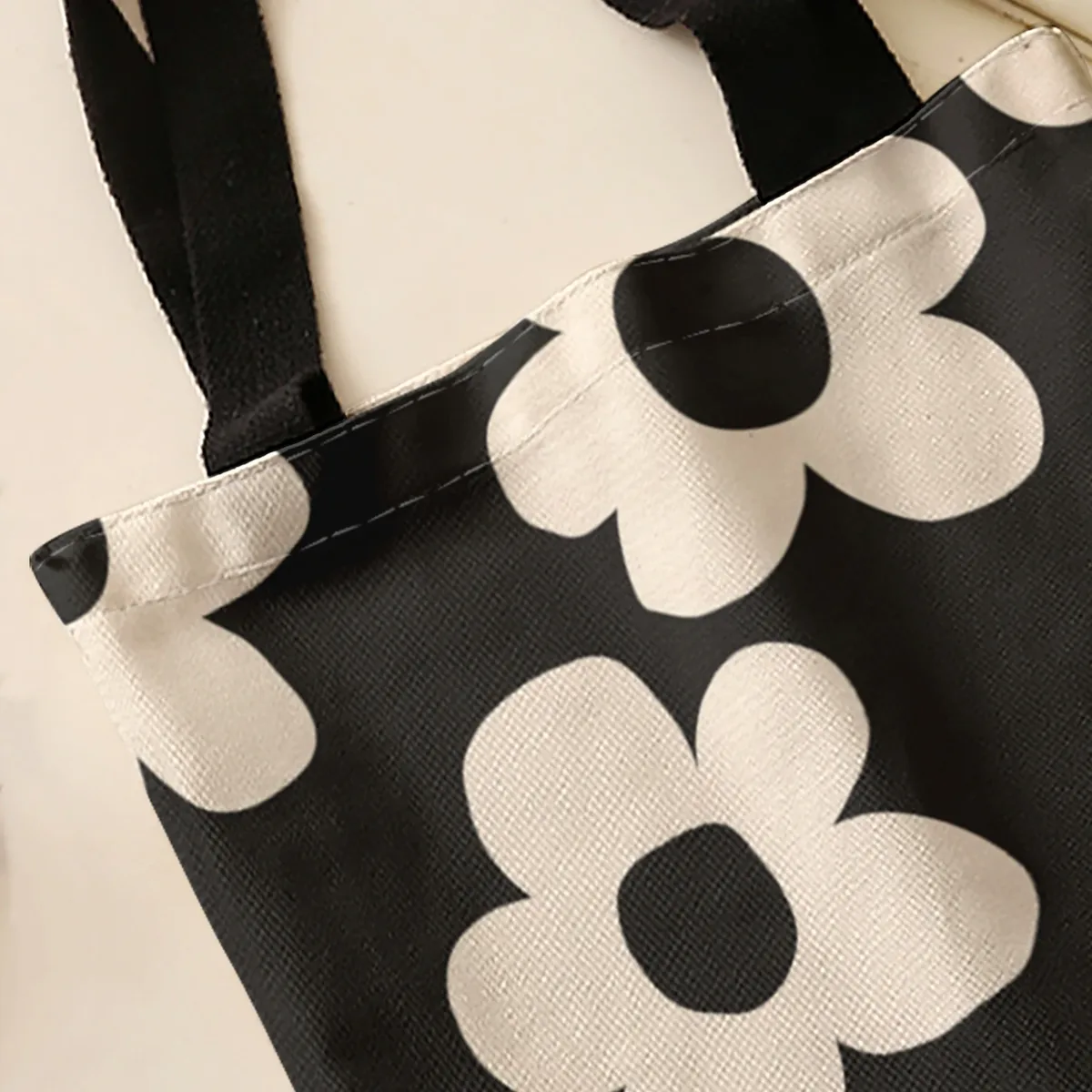 sac fourre-tout à imprimé floral simple beige sur fond noir, sac à bandoulière de grande capacité pour le shopping, les voyages et l'usage quotidien
